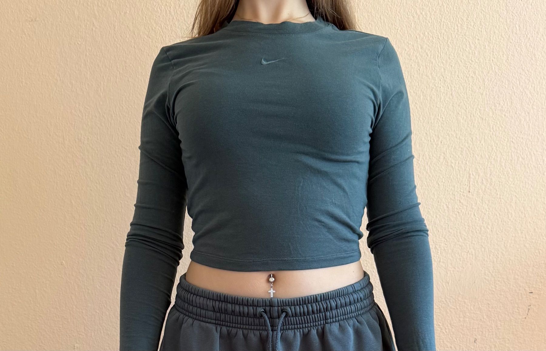 Nike Tops: NIKE LONG-SLEEVE CROP TOP – Neu (gemäss Beschreibung) aus Genève von yav_9r9f