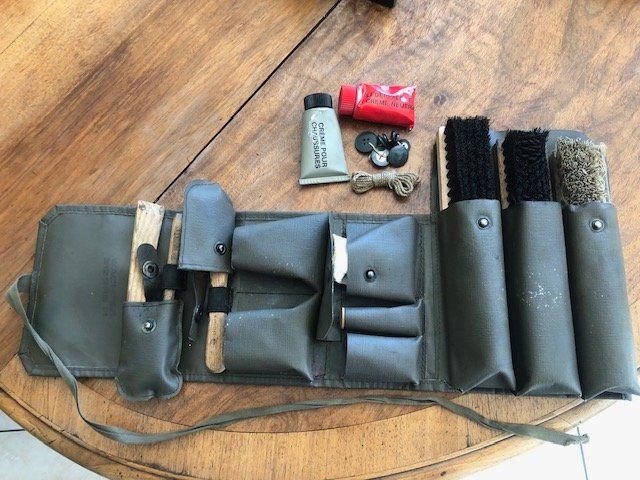 Schweizer Armee Uniformi: Trousse d'entretien militaire – Usato da Chézard St Martin venduto da schmitt