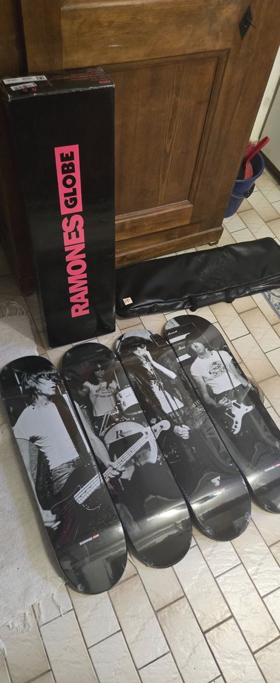 Globe Skateboards: Set skateboard Ramones Globe – Neuf avec emballage d'origine à Lausanne par Chat-du-lac