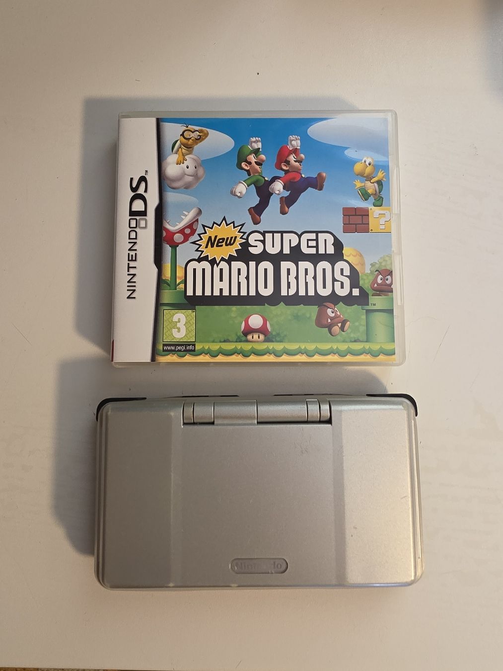 Nintendo Giochi: Nintendo DS Original Silber + New Super Mario Bros. – Usato da Tafers venduto da whereyogamesat
