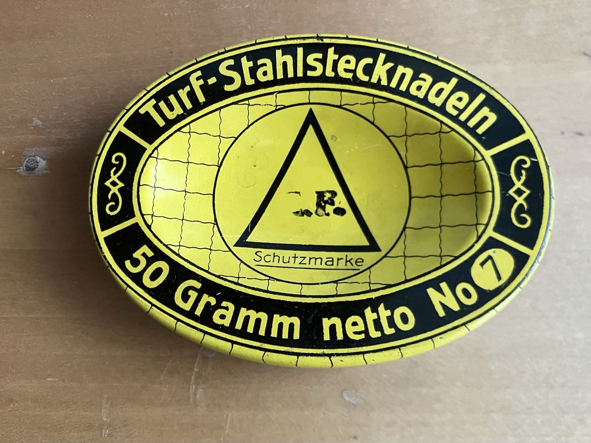 Behälter & Ähnliches: Vintage Blechdose mit Stecknadeln – Gebraucht aus Lyss von Punktum01
