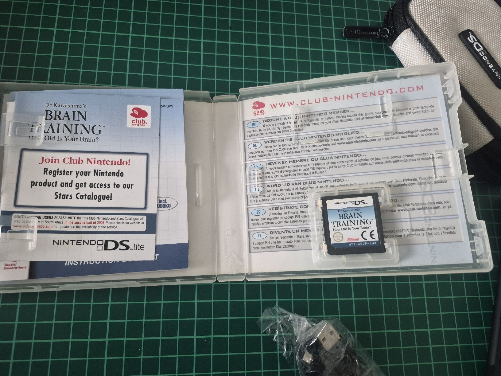 Nintendo Spiele: Nintendo DS Lite Red Console Bundle - Brain Training Game! – Gebraucht aus Meyrin von Retro-GZ 1