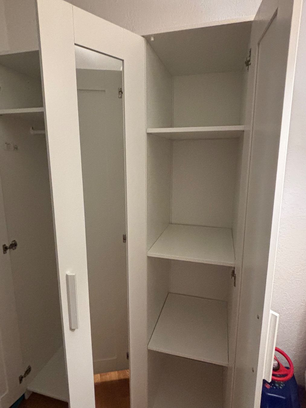 Armoires: White Wardrobe with Mirror - Stylish Storage Solution – D'occasion à Bern par kha_5nq6 2