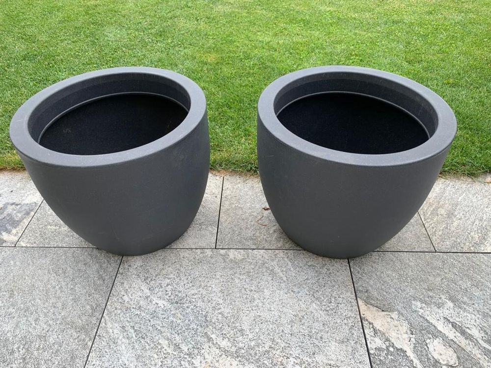 2 grosse, leichte Kunststoff Blumentöpfe Durchmesser 50 cm Kaufen auf