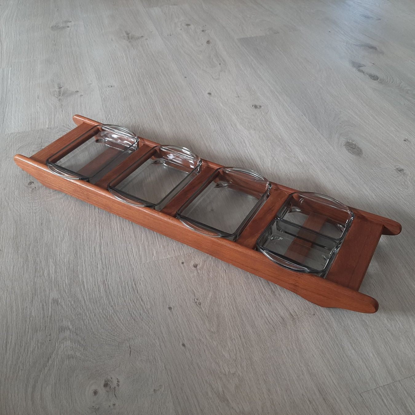 Holmegaard Servierplatten: Mid Century 60er Digsmed Teak Tablett Holmegaard Rauchglas – Gebraucht aus Erschwil von Karabella 6