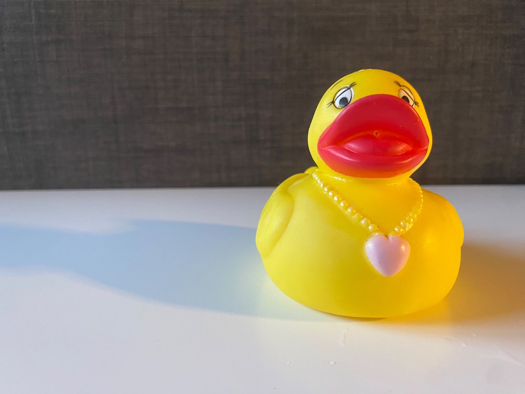 Giocattoli: Badeente romantisch mit Herzkette – Usato da Vilters venduto da Zwaergli13