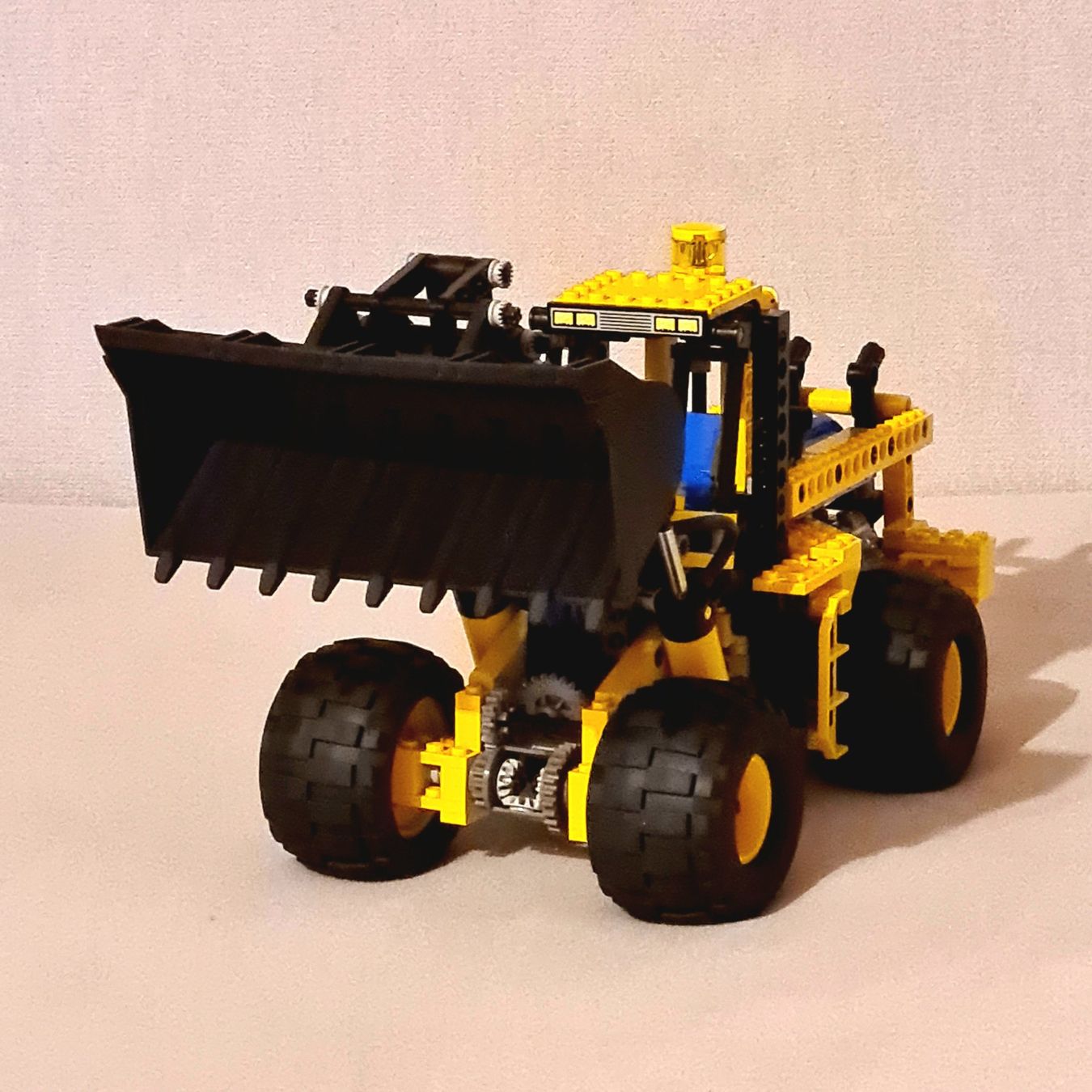 Lego Kit di costruzioni: Lego Technic 8459 front-end Loader complet avec notice – Usato da Les Thioleyres venduto da Sakanicheval 2