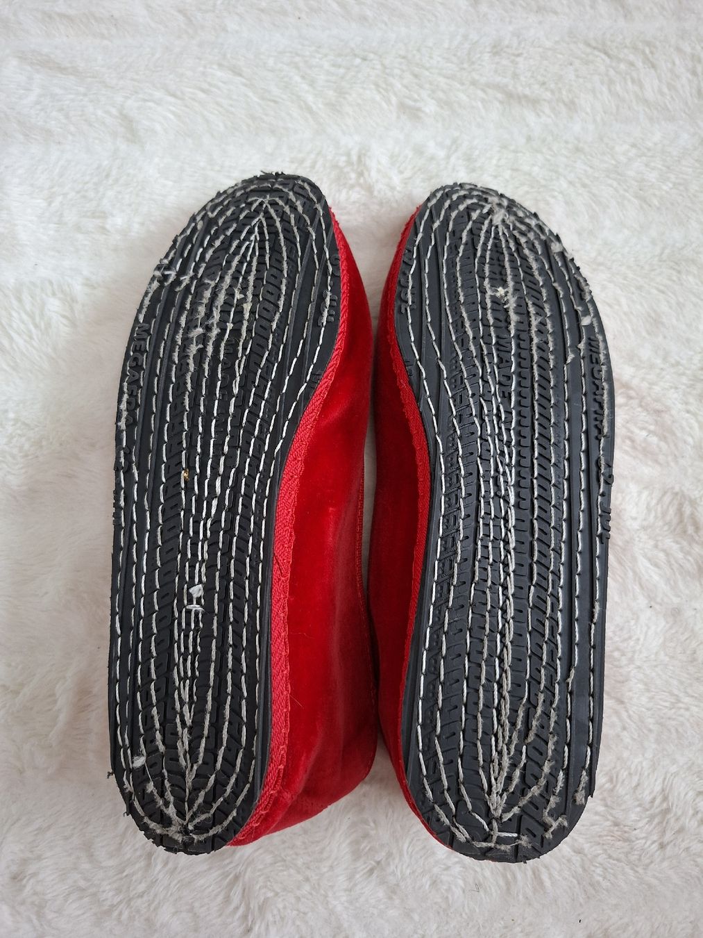 Scarpe da donna: Chaussons rouges en velours Bleuet, T.39,  – Usato da Renens VD venduto da ser_j2fn 2
