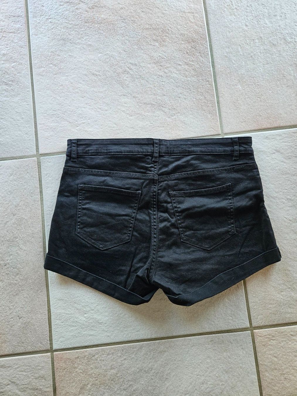 Pantaloni: Short noir taille L – Usato da Vétroz venduto da sas_yln5 1
