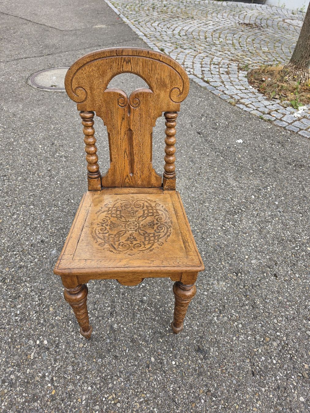 Stühle: Antiker Holzstuhl mit Schnitzereien  – Gebraucht aus Mettlen von elios0888