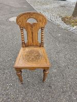 Antiker Holzstuhl mit Schnitzereien 