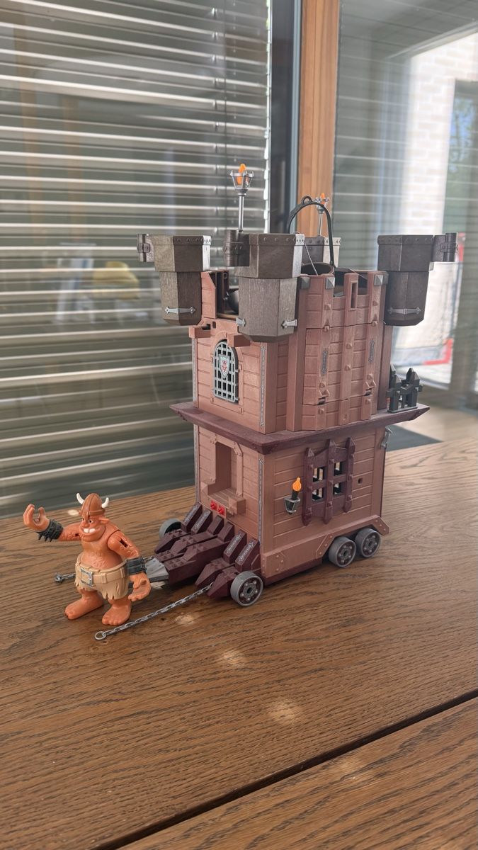 Statuette: Org castle – Nuovo (secondo la descrizione) da Bottmingen venduto da Vageek