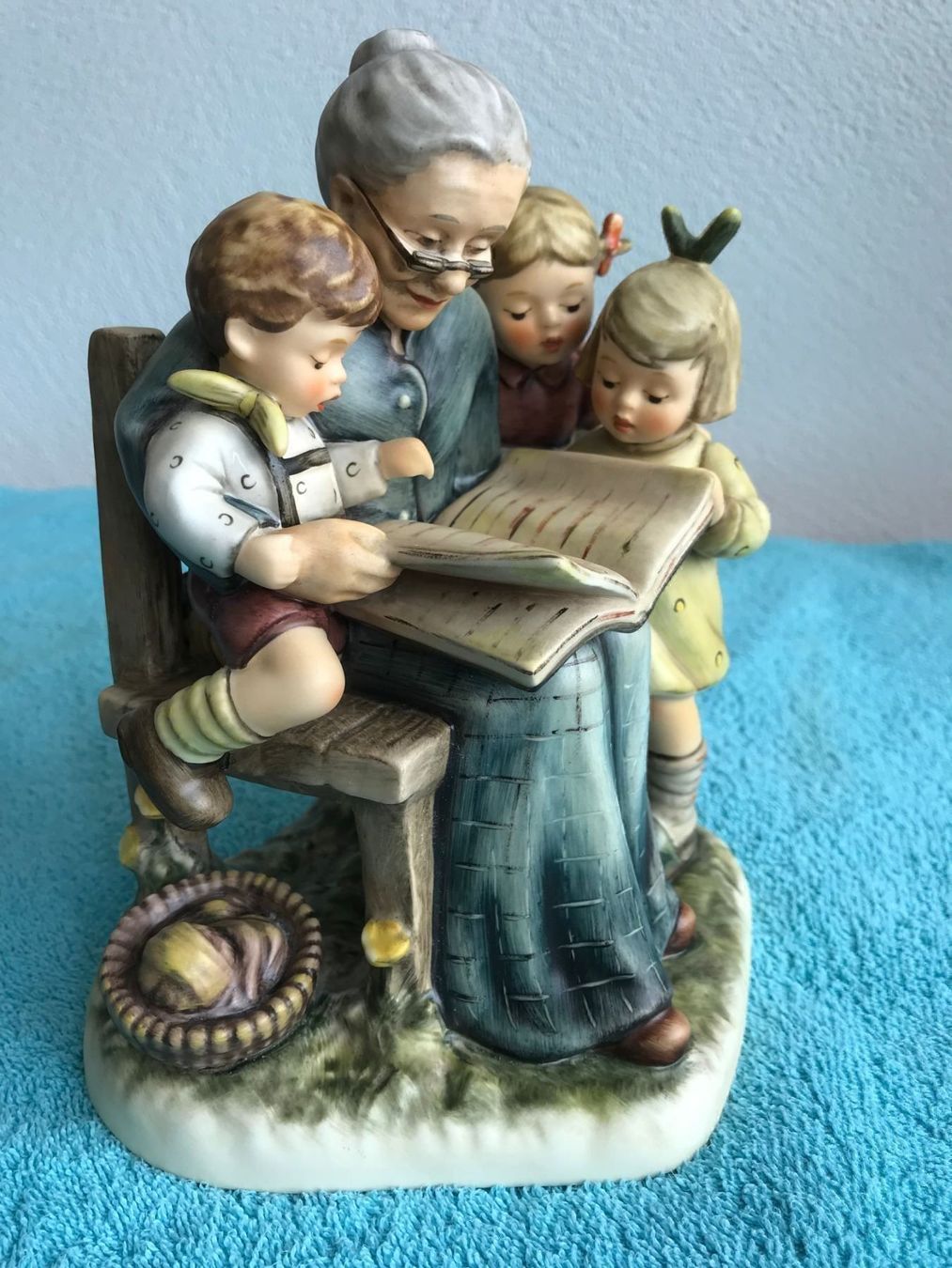 Hummel Statuette: Hummelfigur Grossmütterchen erzählt – Nuovo e nell'imballaggio originale da Siebnen venduto da Trans-Am 1