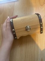 Holzkiste im Truhen-Design mit Metallbeschlägen gebraucht