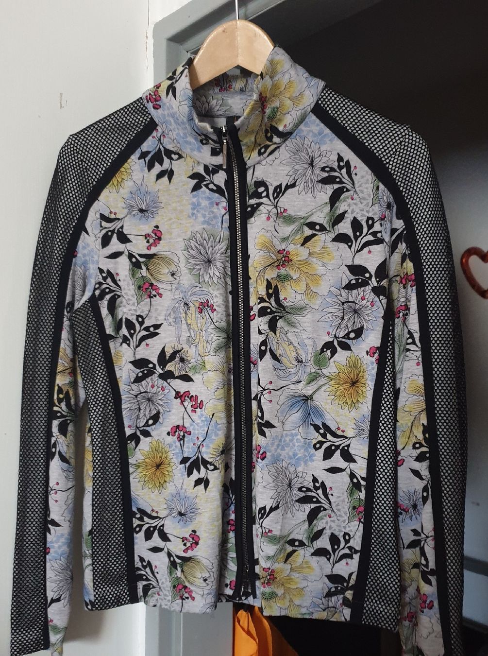 Marc Cain Giacche: Marccain blumiges Jäckchen Gr. 4 – Nuovo (secondo la descrizione) da Frenkendorf venduto da Moon111