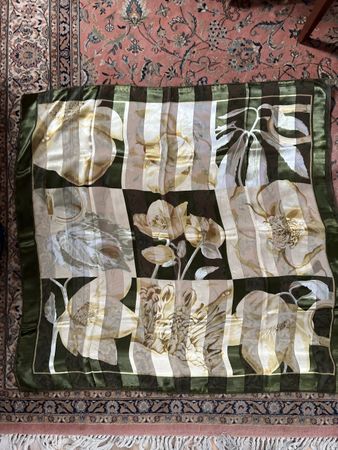 1 foulard 100 x 100 cm selon photo