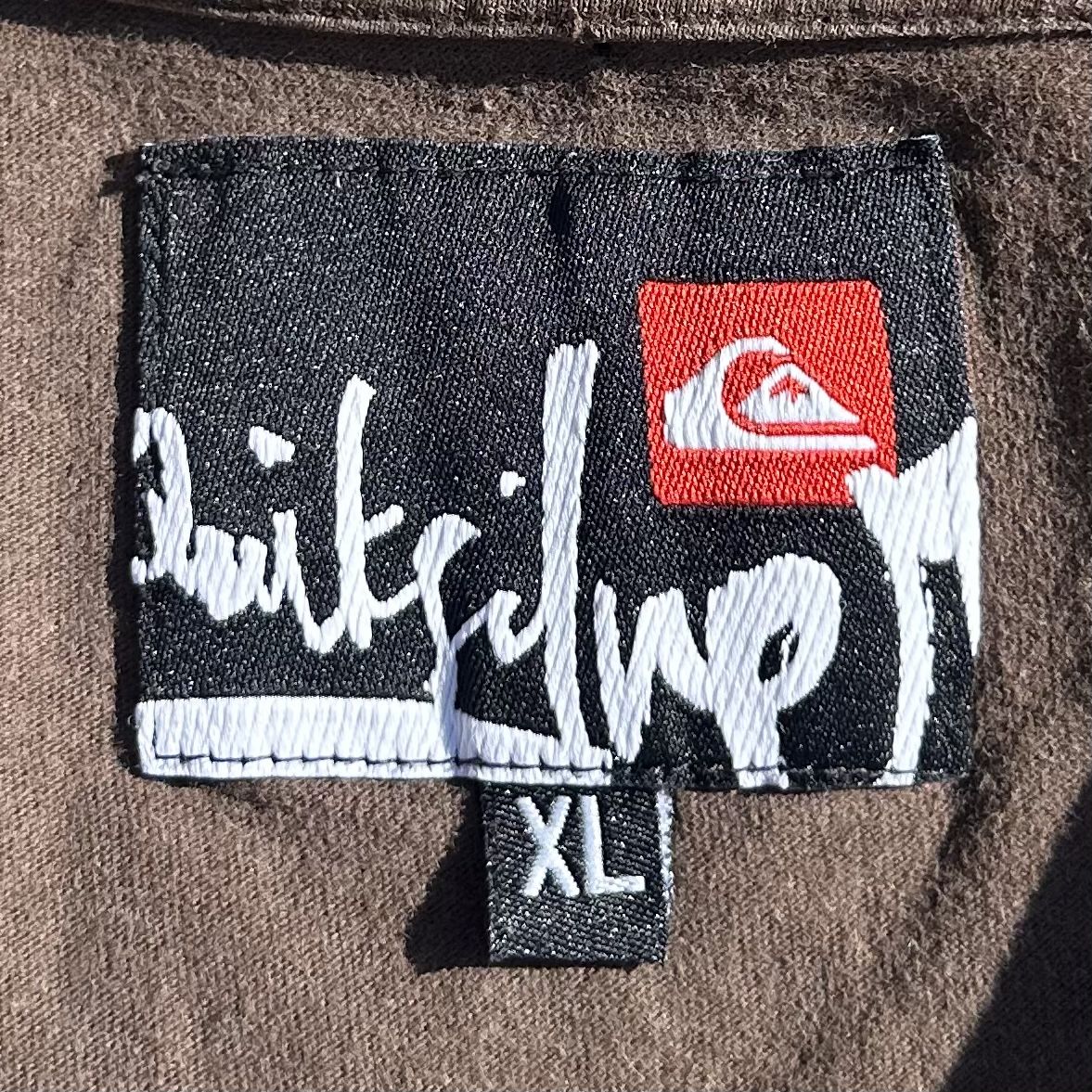 Quiksilver T-shirts: QuickSilver brown t-shirt  – D'occasion à brent par fukusapes 3