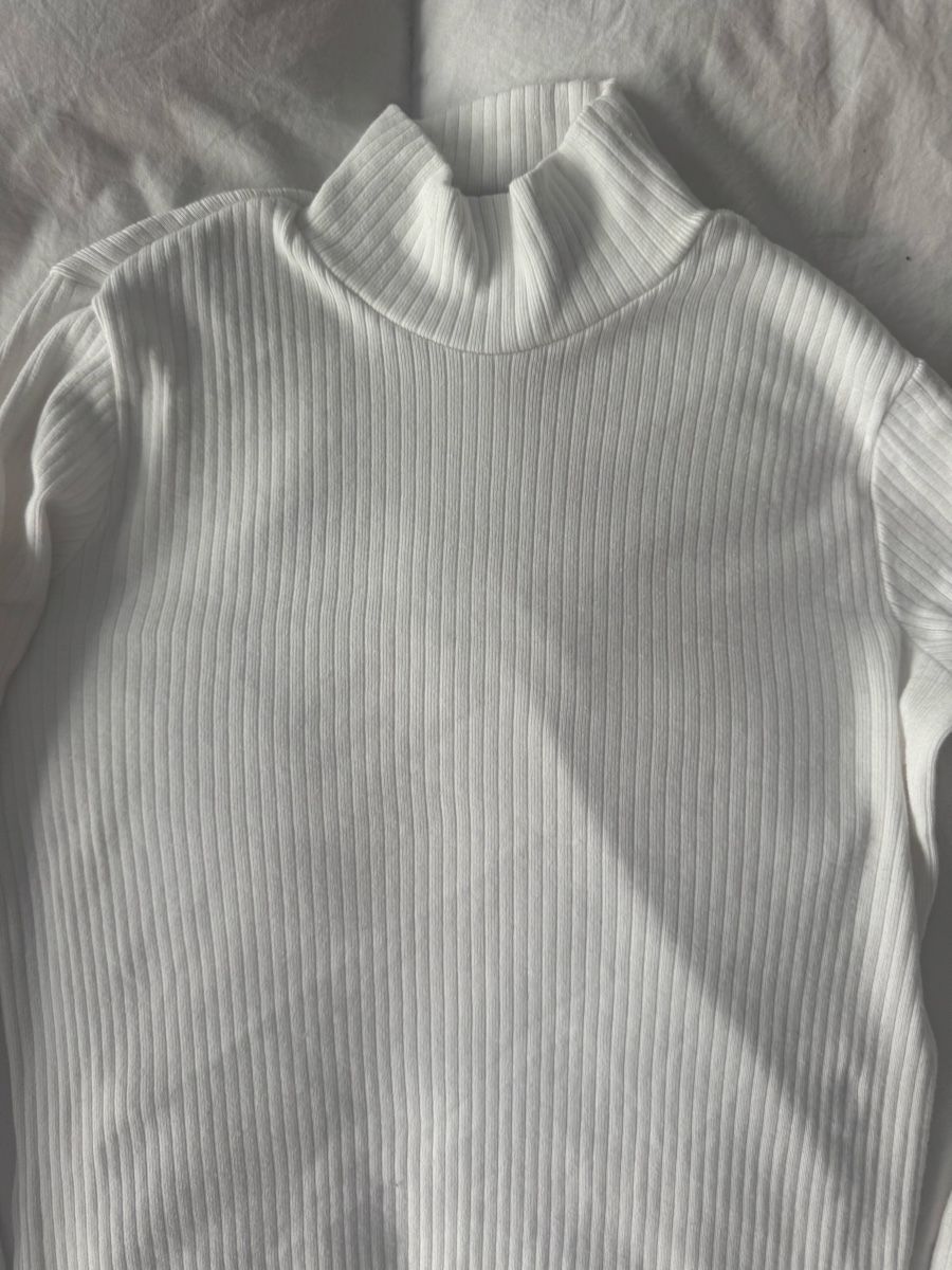Brandy Melville Pullover & Sweatshirts: Brandy Melville Pull Blanc Col Montant Taille Unique – Gebraucht aus Genève von lejardindesvetements 1