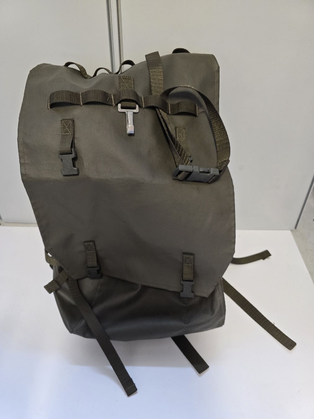 Schweizer Armee Zaini: Schweizer Militär- / Armee-Kampfrucksack Robust – Usato da Zofingen venduto da Loop_ReSale