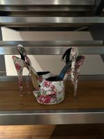 JLO by Jennifer Lopez Plateau High Heels mit Rosenmuster