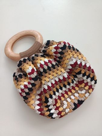 Handgefertigte, farbenfrohe Häkeltasche mit Holzgriffen