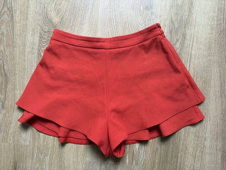 Short rouge corail à volants Zara, t.M/38