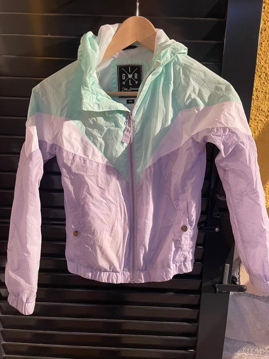 Jacken & Mäntel: Mädchen Windjacke Regenjacke 140 Stay Awesome – Gebraucht aus Bergdietikon von antovale