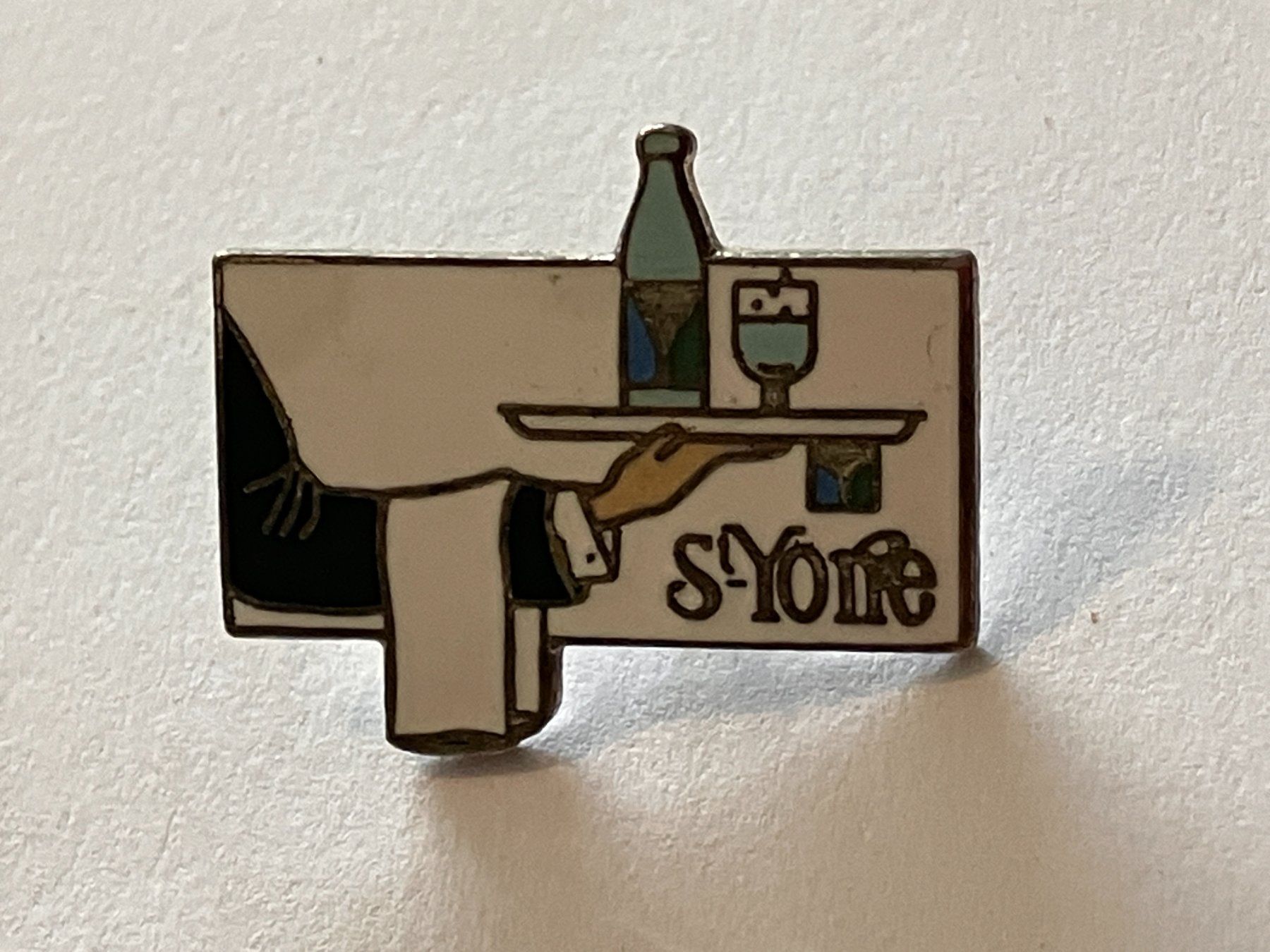 Placchette & Badge: 1 Pin Saint-Yorre eau minerale – Usato da Basel venduto da djwwpp