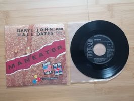 Daryl Hall + John Oates – Maneater B/W Delayed Reaction