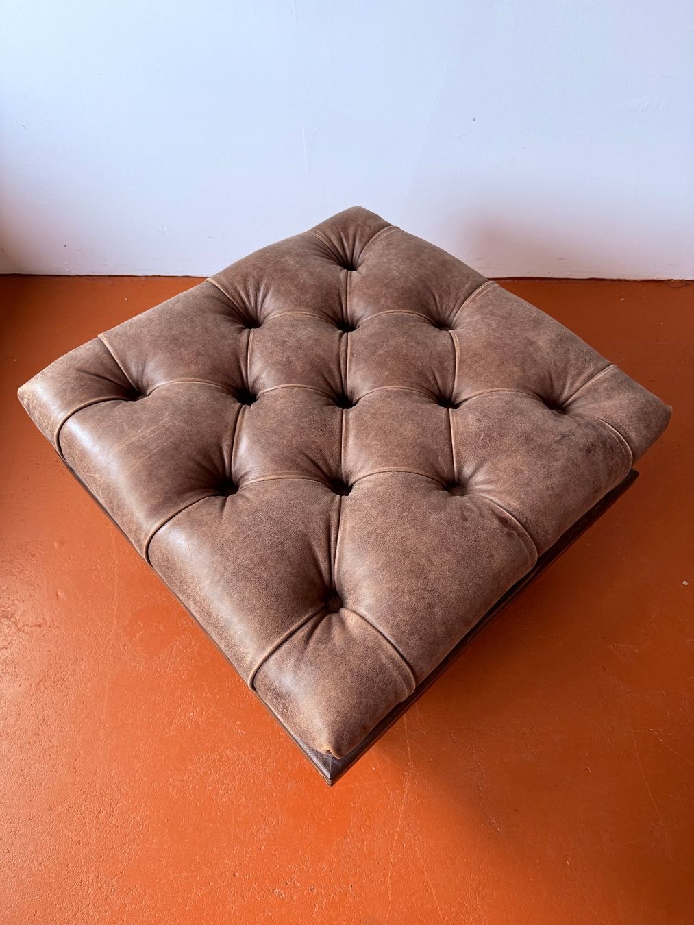 Hocker: Vintage Leder-Pouf-Hocker auf Rollen – Gebraucht aus Basel von mat_nj5b 2