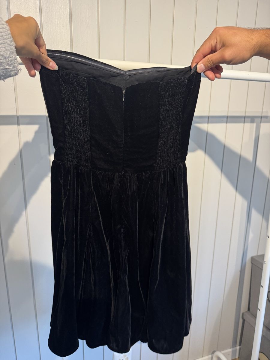 Vestiti: Samtkleid schwarz trägerlos Grösse S – Usato da Aadorf venduto da mar_l5n2 2
