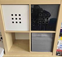 Étagère IKEA avec boîtes de rangement