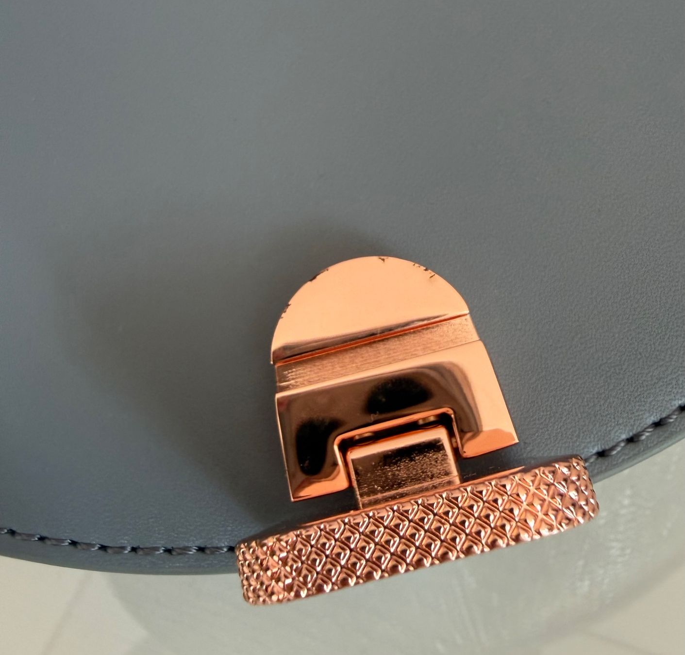 Ted Baker Taschen für Damen: Ted Baker Umhängetasche / glitzer-silber – Gebraucht aus Eichberg von Lolapop18 7