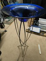 Blaue Glasvase auf Metallständer, 100cm hoch.