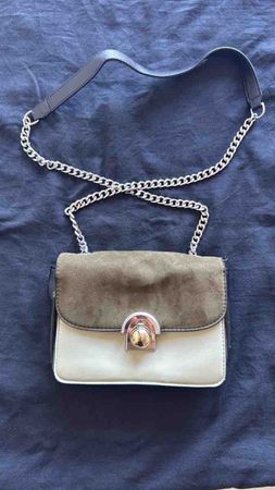 Zara Handtasche olivgrün mit Kette
