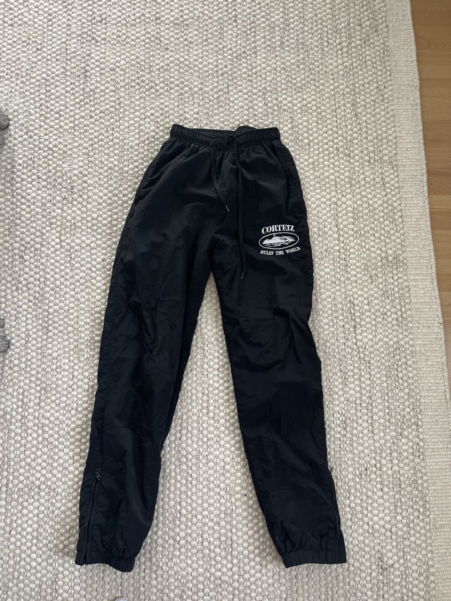 Pantaloni: Corteiz Black Trackpants XS – Usato da Zürich venduto da pheoebephilo 1