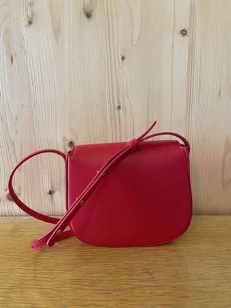 Mansur Gavriel mini crossbody. Cuir végane, rouge.