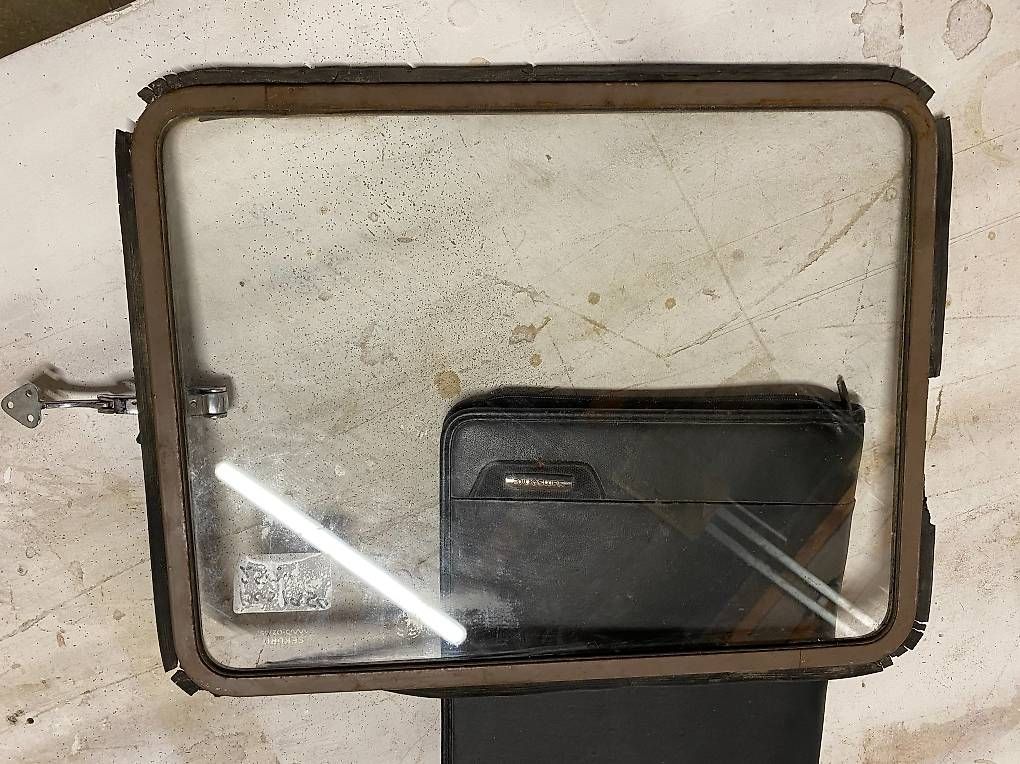 Tutti pezzi di ricambio auto: vitre bus vw, split, barndoors – Usato da Les Vieux-Prés venduto da PX132 3