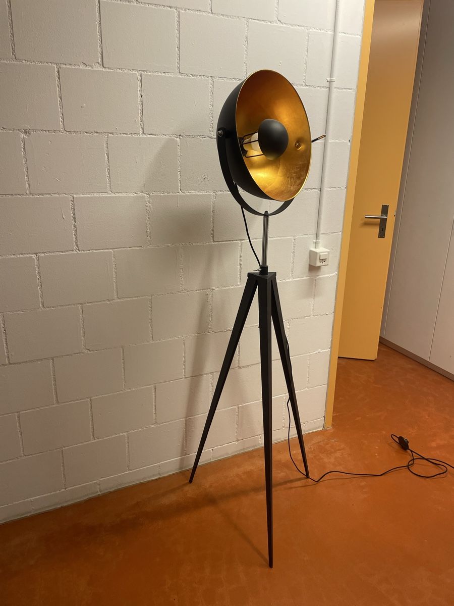 Lampen: Stehlampe Tripod schwarz/gold – Gebraucht aus Rifferswil von Klabourettli
