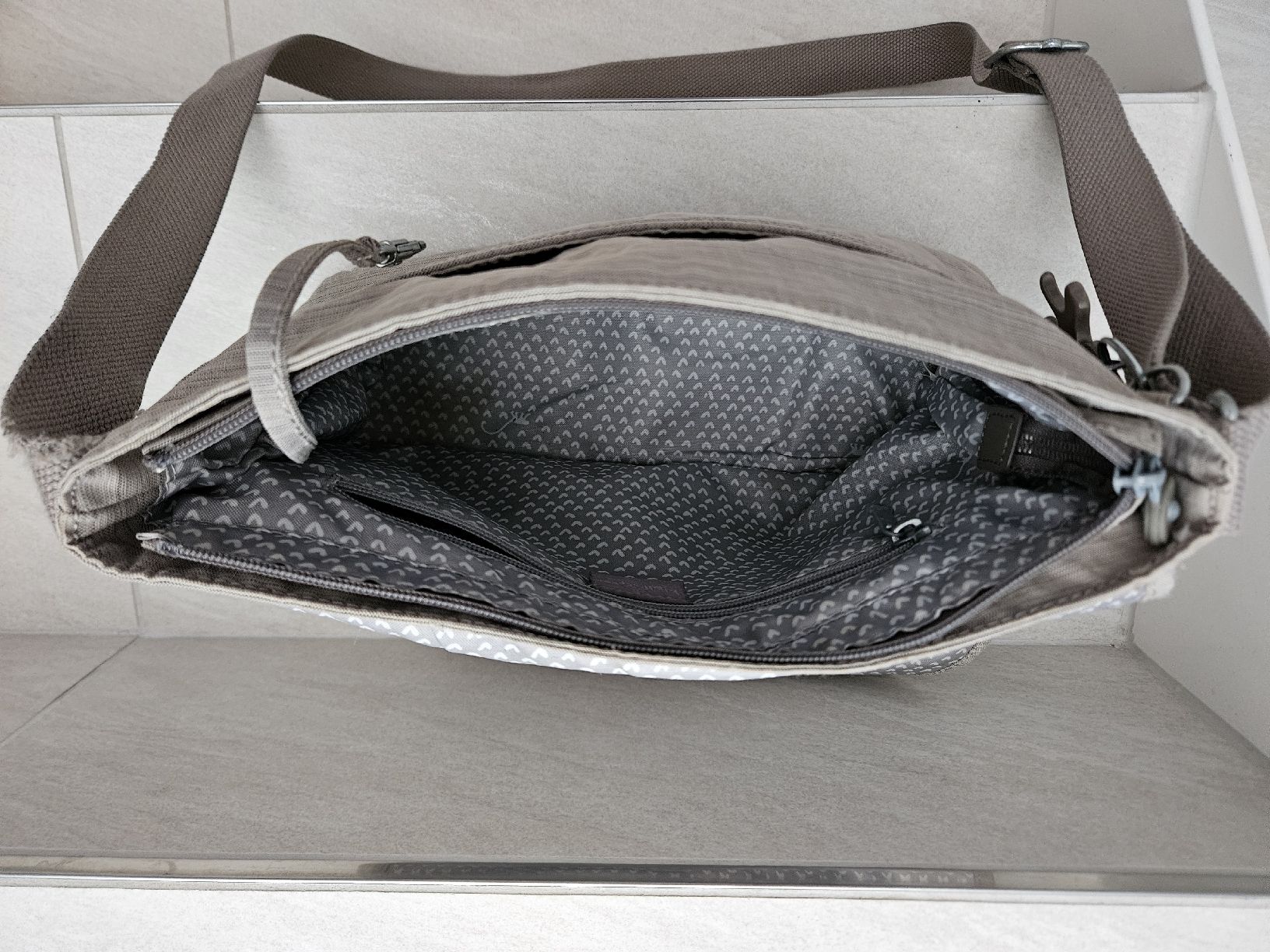 Kipling Sacs femmes: Umhaengetasche Kipling grau beige guter Zustand – D'occasion à Stetten AG par Churros01 3