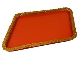 Rotes Tablett mit geflochtenem Rand