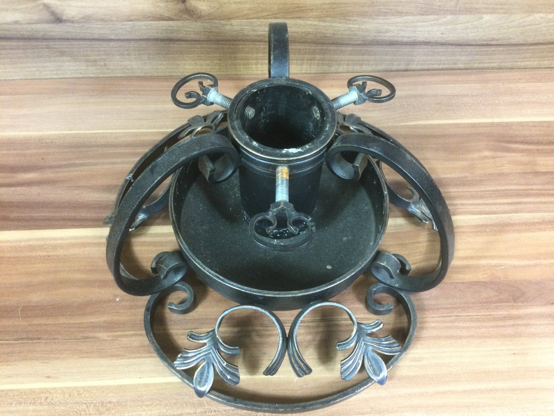 Outils anciens: Gebrauchter Schmiedeeiserner Christbaumständer – D'occasion à Wangen SZ par kuriosum12 3