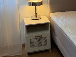 2x Nachttisch weiss mit Rattan-Front, sehr guter Zustand