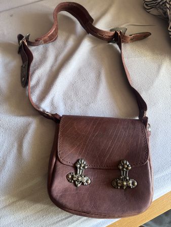 Umhängetasche aus Leder braun mit Metallbeschlägen gebraucht