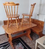 Table en bois, banc d'angle et 2 chaises avec dossier