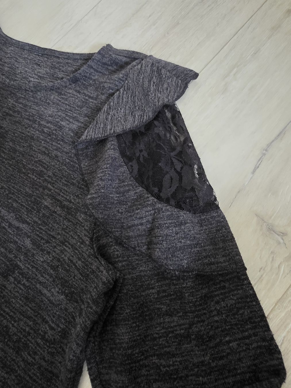 Maglioni & Felpe: Damen Pullover grau mit Spitzendetail an Schultern gr M – Usato da Wigoltingen venduto da Zuckerfee84 1