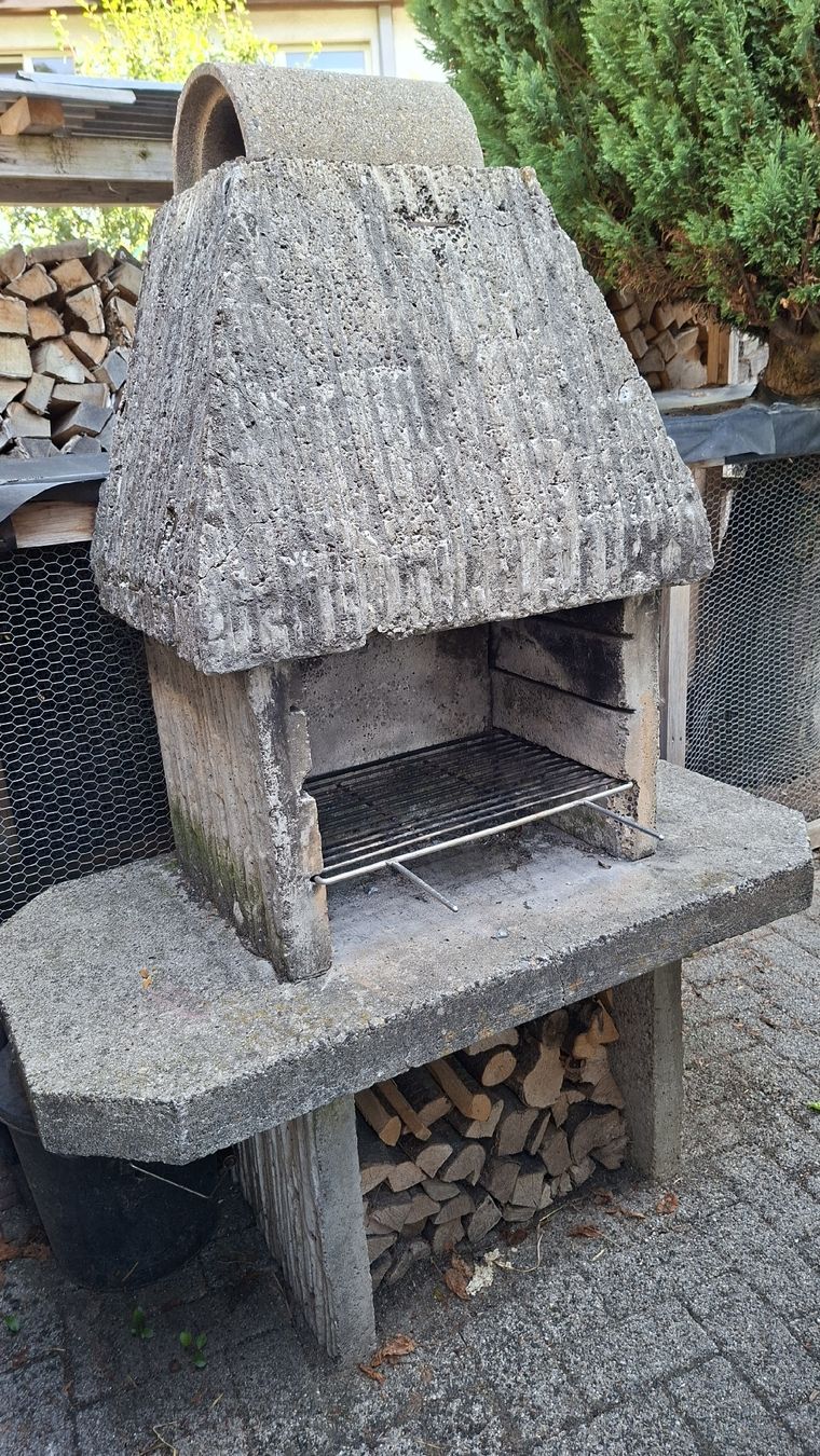 Grils: Betonchimie mit Grillrost – D'occasion à Bichwil par surfer73