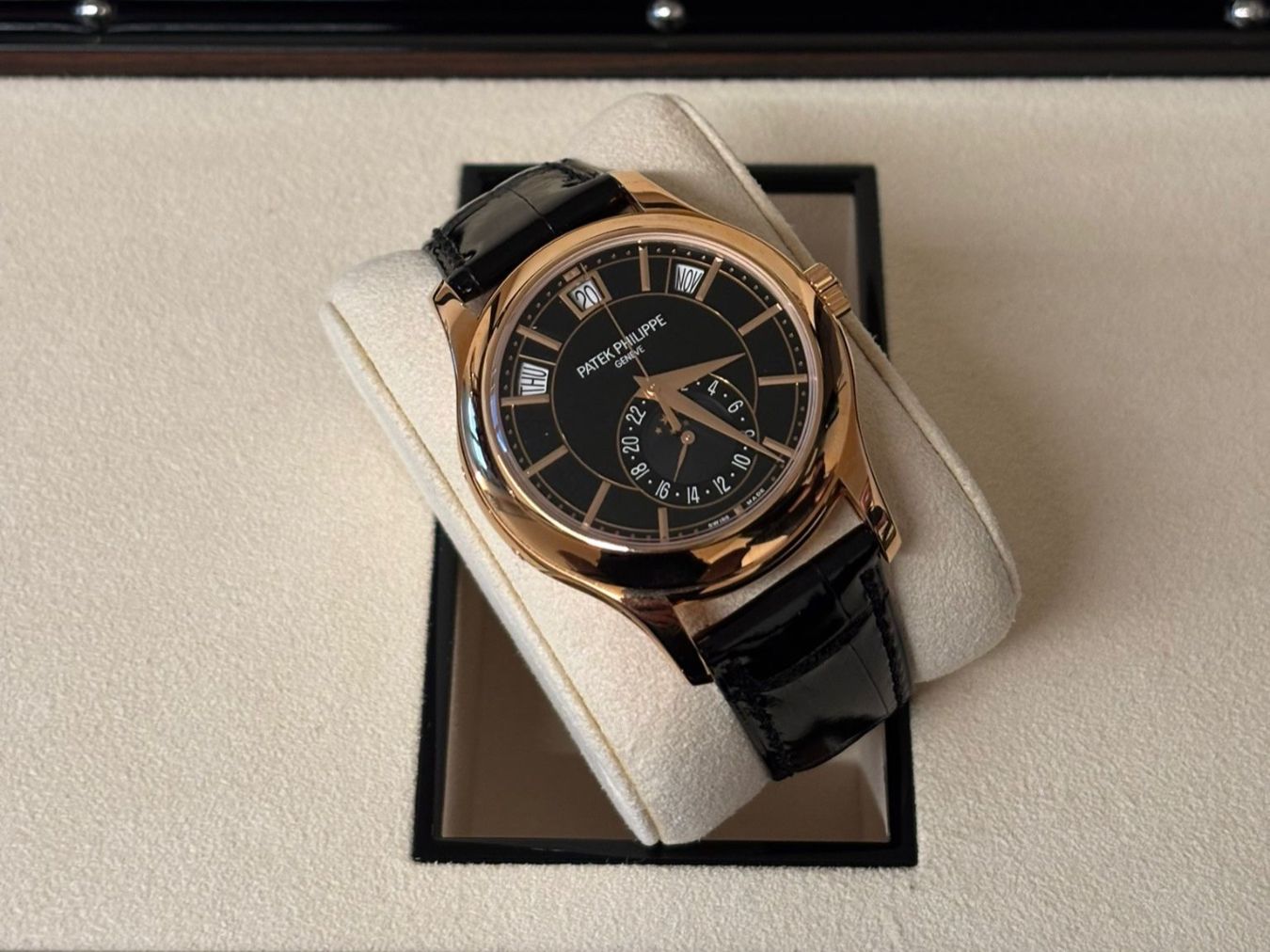 Patek Philippe Orologi: Patek Philippe 5205R-010 Full Set – Nuovo e nell'imballaggio originale da Bissone venduto da luxuryitems