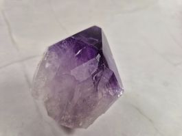 Améthyste naturelle – cristal poli partiel (148 g)