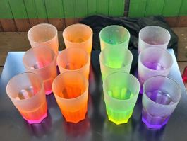 12 Trinkgläser aus Glas kunterbunt neonfarbig ohne Werbung